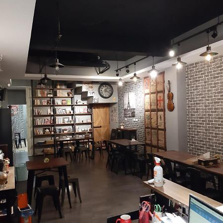Quiet Hostel - Minquan Inn Tainan Buitenkant foto