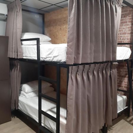 Quiet Hostel - Minquan Inn Tainan Buitenkant foto