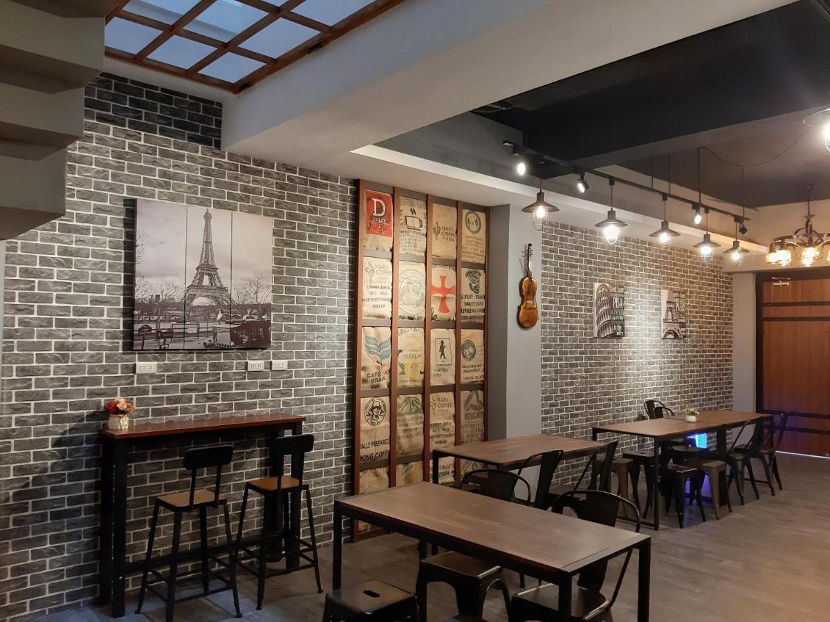 Quiet Hostel - Minquan Inn Tainan Buitenkant foto