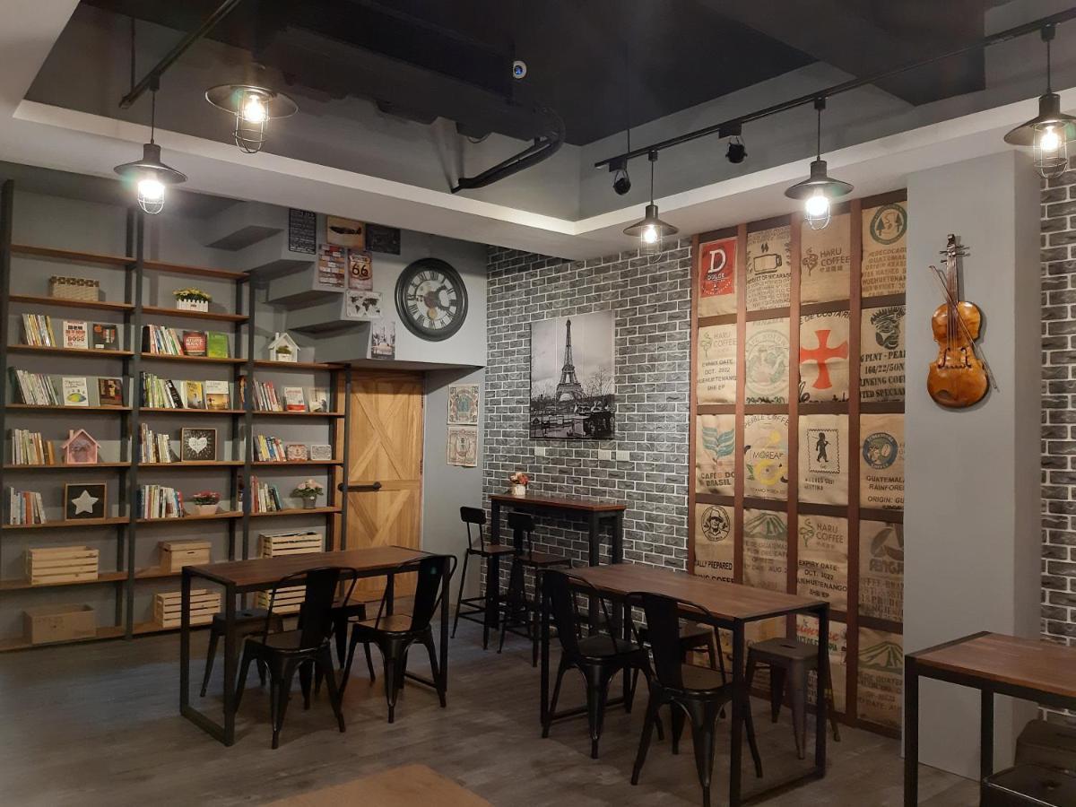 Quiet Hostel - Minquan Inn Tainan Buitenkant foto