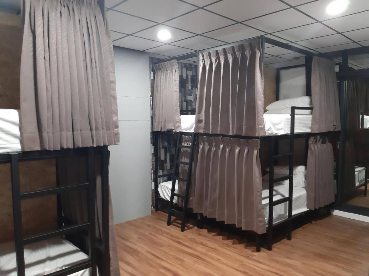 Quiet Hostel - Minquan Inn Tainan Buitenkant foto