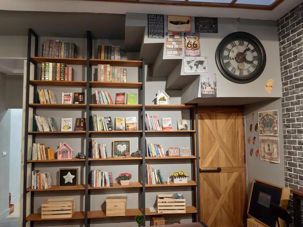 Quiet Hostel - Minquan Inn Tainan Buitenkant foto