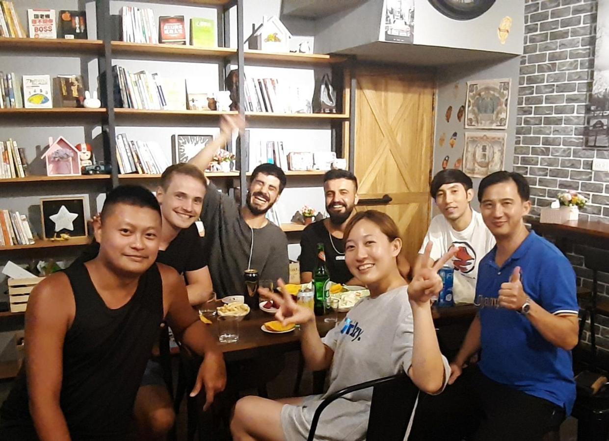 Quiet Hostel - Minquan Inn Tainan Buitenkant foto