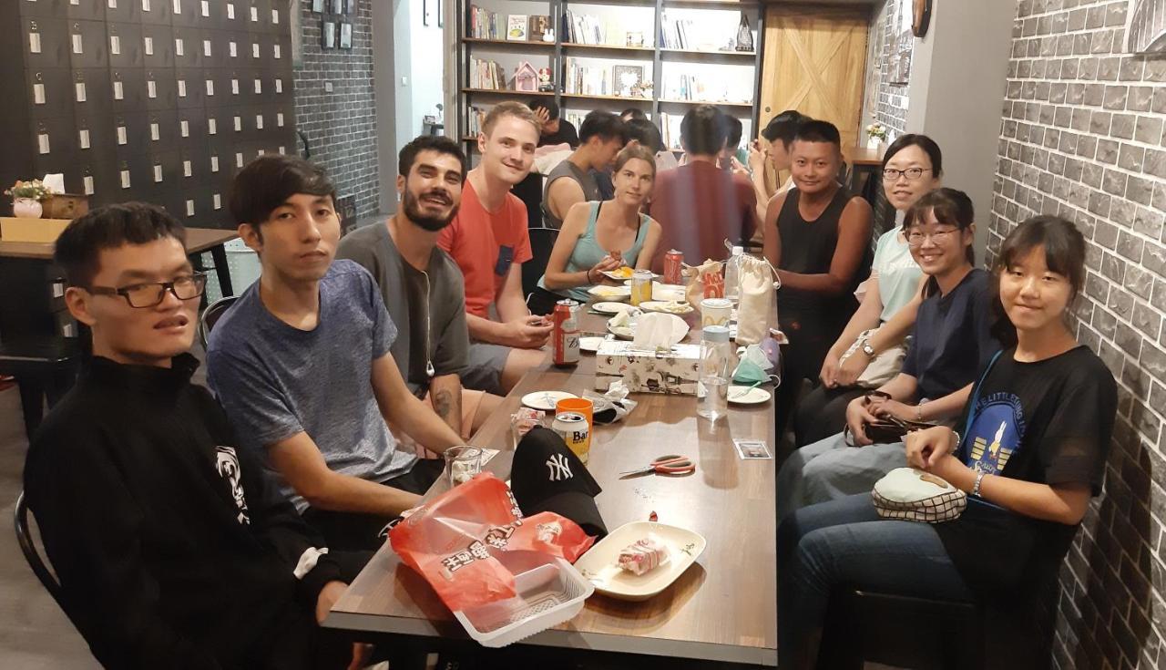 Quiet Hostel - Minquan Inn Tainan Buitenkant foto