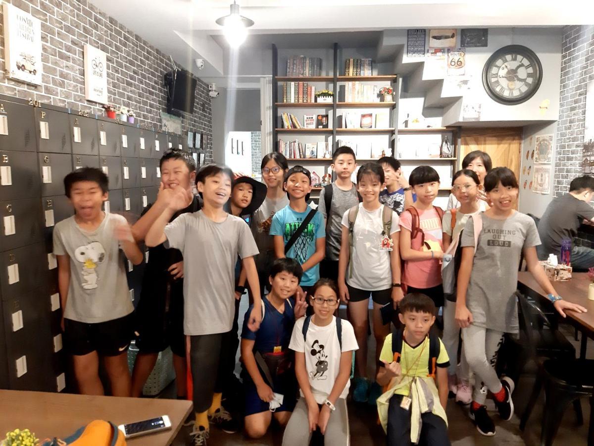 Quiet Hostel - Minquan Inn Tainan Buitenkant foto