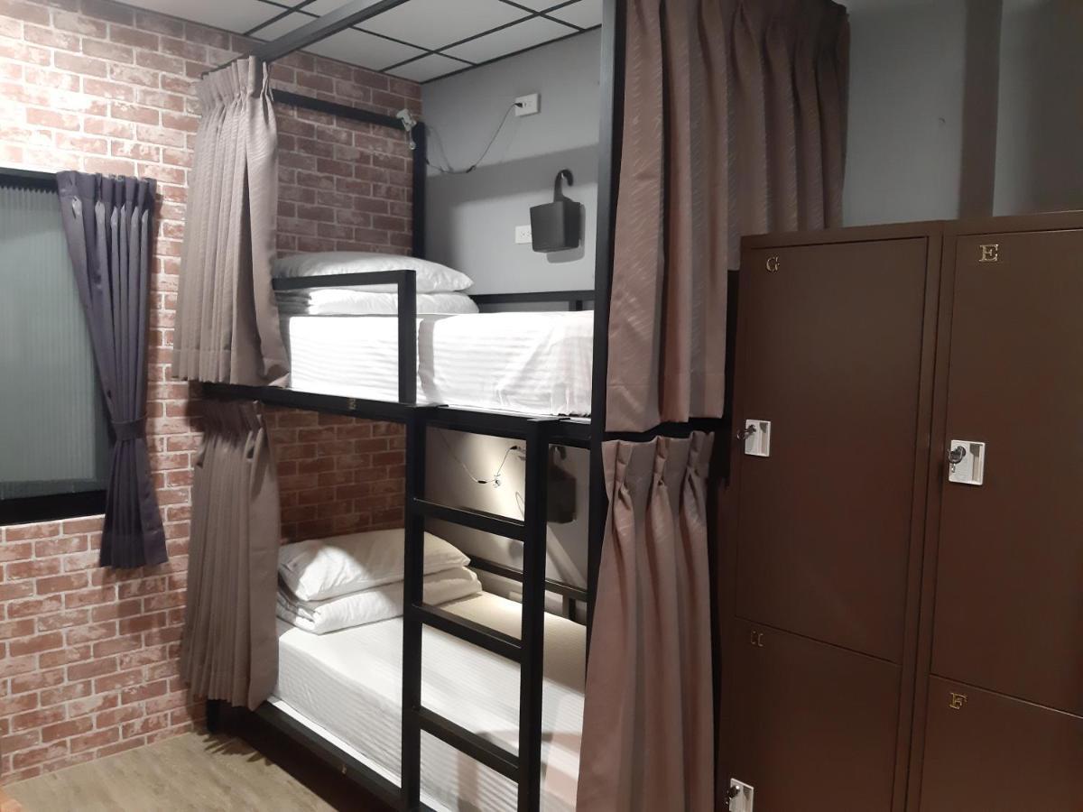 Quiet Hostel - Minquan Inn Tainan Buitenkant foto