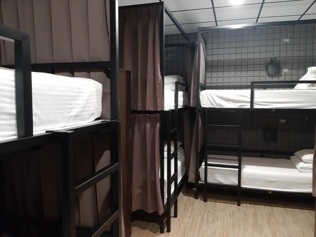 Quiet Hostel - Minquan Inn Tainan Buitenkant foto