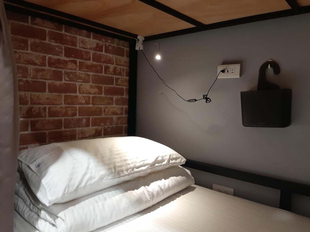 Quiet Hostel - Minquan Inn Tainan Buitenkant foto